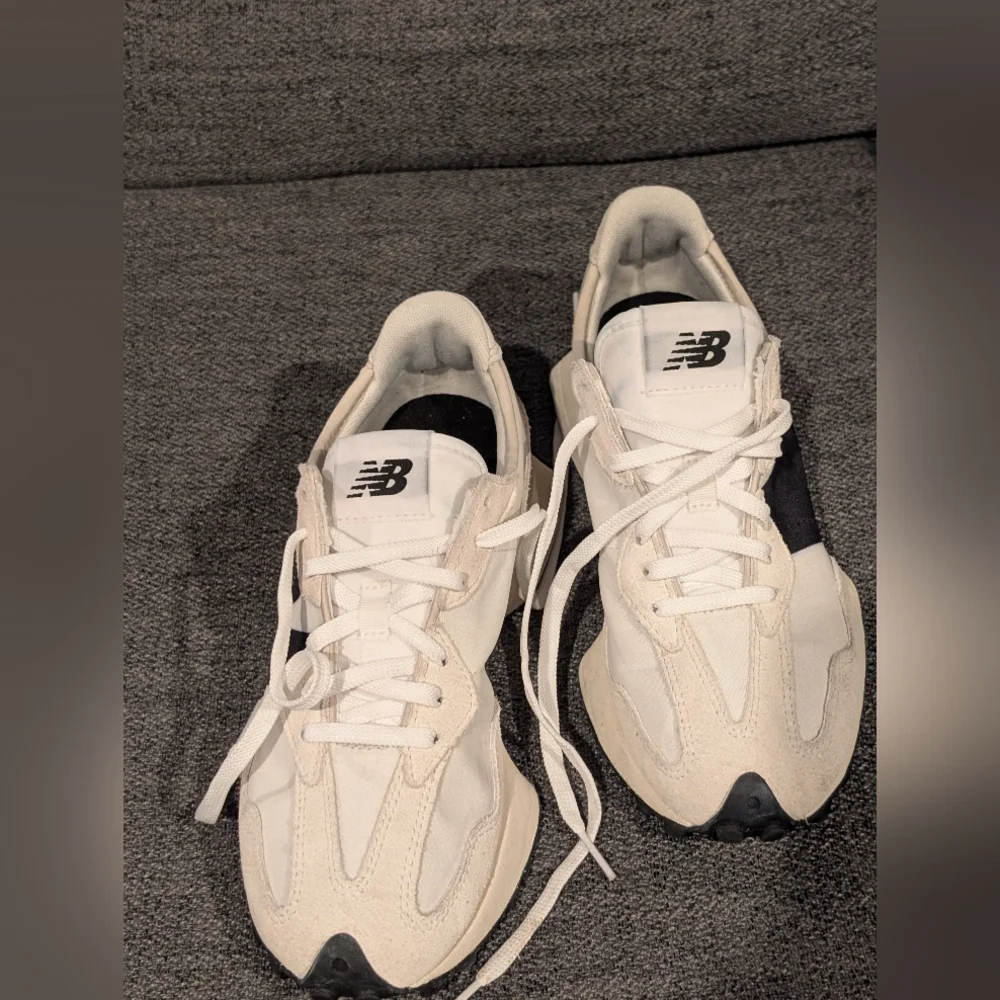 New Balance Women's 327 Sneaker